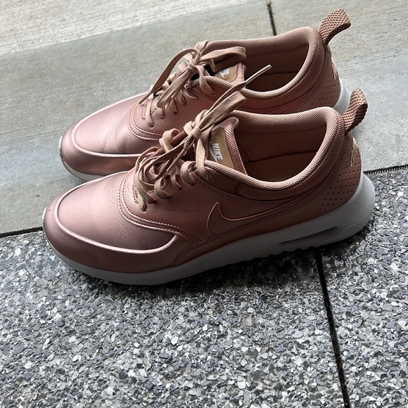Rose gold Nike Air Max Thea - Picture 2 of 4